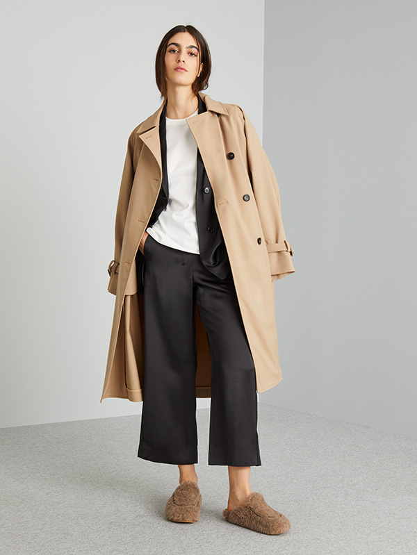 Modella indossa trench color cammello antigoccia